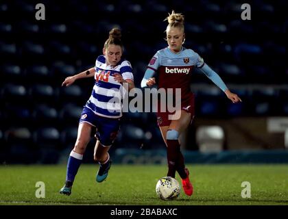 Lecture de la course de femmes Rowe (à gauche) et West Ham United's Alisha Lehmann bataille pour le ballon Banque D'Images