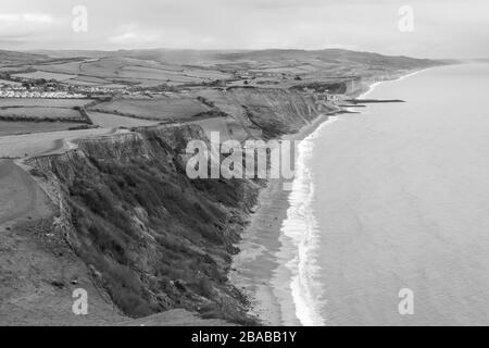 Photo en noir et blanc de la vue depuis le haut de la balise Thorncombe sur la côte Dorset Banque D'Images