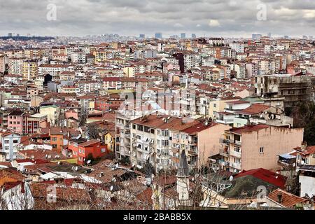 Istanbul, Turquie - 12 février 2020: Bâtiments de faible hauteur dans la région de Beyoglu, jour, hiver. Banque D'Images