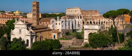 Vue sur le forum romain, l'arche du triomphe et le Colisseum. Rome, Italie. Banque D'Images