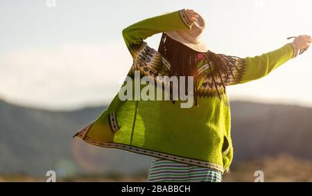 Jeune femme dans un chapeau sur la plage au coucher du soleil Banque D'Images
