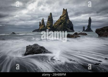 Reynisdrangar rochers à Vik, Islande Banque D'Images