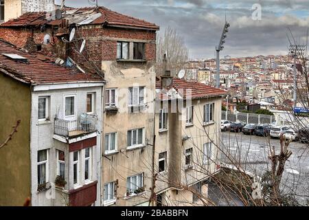 Istanbul, Turquie - 12 février 2020: Des bâtiments résidentiels de faible hauteur délabrés dans la région de Beyoglu. Banque D'Images