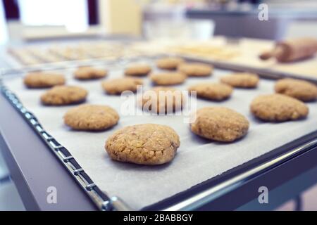 préparez de nombreux cookies maison savoureux Banque D'Images