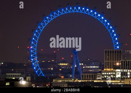 Londres, Royaume-Uni. 26 mars 2020. Coronavirus: NHS 'Clap pour nos soignants' voit la roue de ferris London Eye illuminée dans la couleur bleue du service de santé dans le cadre d'un hommage national remerciant le personnel du NHS de lutter contre la propagation du coronavirus. Des milliers de personnes ont applaudi à 20:00 depuis les portes, les fenêtres, les jardins et les balcons en montrant leur appréciation aux médecins, aux infirmières et à tous ceux qui s'attaquent à l'épidémie COVID-19. Crédit: Guy Corbishley/Alay Live News Banque D'Images