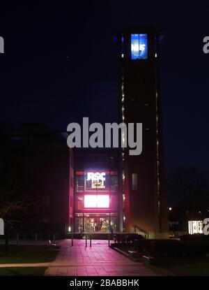 RETRANSMETTRE l'EMPLACEMENT de la pièce de théâtre le restaurant de la tour à la Royal Shakespeare Company à Stratford-upon-Avon, dans le Warwickshire, est éclairé en bleu grâce au personnel du NHS qui tente de combattre le coronavirus. Un hommage national pour les héros de la santé de première ligne a lieu dans tout le Royaume-Uni avec un grand nombre d'applaudissements sur les portes, les fenêtres et les balcons jeudi à 20:00. Banque D'Images