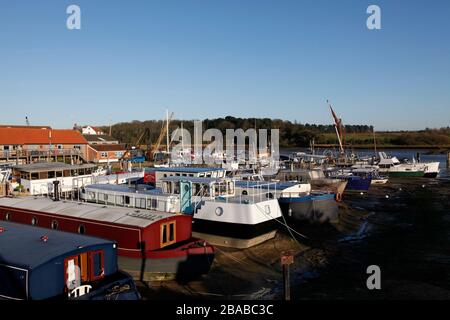 Des barges et une variété de bateaux vivent à bord de bateaux amarrés à Ferry Quay, rivière Deben, Woodbridge, Suffolk, Angleterre, Royaume-Uni Banque D'Images