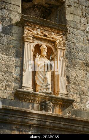 La statue de Saint Blaise sur le mur de la porte pile qui est l'entrée de la vieille ville de Dubrovnik, Croatie Banque D'Images