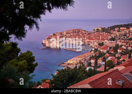 Les murs médiévaux entourent la vieille ville de Dubrovnik, en Croatie, car elle se trouve sur le bord de la terre face à la mer Méditerranée. Banque D'Images