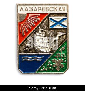 Moscou, Russie - 26 mars 2020.: Badge soviétique dédié petite ville de villégiature dans le sud de la Russie. Inscription: Lazarevskaya Banque D'Images