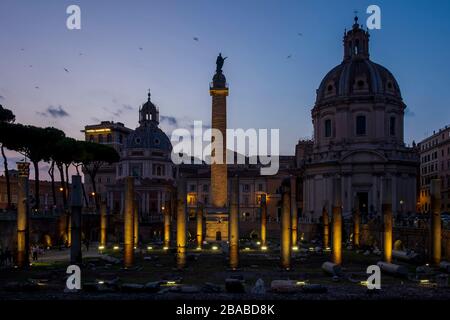 Vue sur le forum romain, les arches du triomphe et le Colisseum. Rome, Italie. Banque D'Images