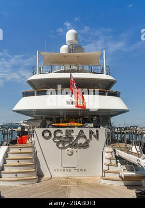 ÎLE DE CAPRI, ITALIE - AOÛT 2019: Terrasse arrière du luxueux super yacht Ocean Club amarré dans la marina sur l'île de Capri. Banque D'Images