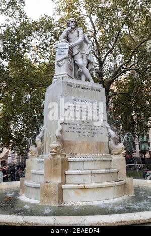 Statue de William Shakespeare, Leicester Square Gardens, Londres, Angleterre, Royaume-Uni Banque D'Images