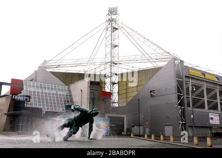 Vue générale extérieure de la statue de Sir Tom Finney à l'extérieur de Deepdale Banque D'Images