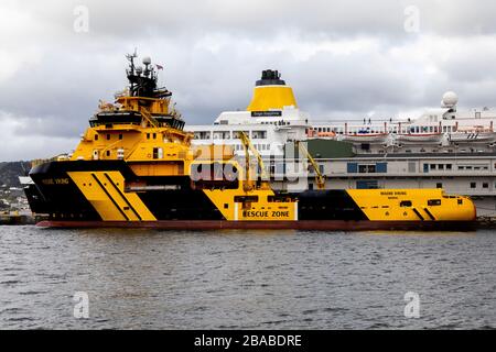 Approvisionnement en mer de classe ICE AHTS Magne Viking amarré au quai Skoltegrunnskaien dans le port de Bergen, Norvège. Banque D'Images