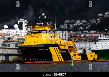 Approvisionnement en mer de classe ICE AHTS Magne Viking amarré au quai Skoltegrunnskaien dans le port de Bergen, Norvège. Banque D'Images