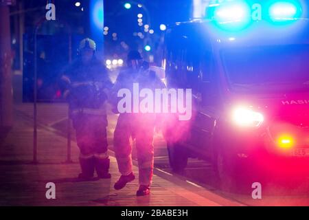 Pardubice, République tchèque. 26 mars 2020. Le Service des incendies volontaires (VFD) désinfecte les arrêts de transport public à Pardubice le jeudi 26 mars 2020 en raison de la pandémie mondiale de coronavirus. L'action doit être poursuivie trois à quatre fois par semaine. Crédit: Josef Vostarek/CTK photo/Alay Live News Banque D'Images