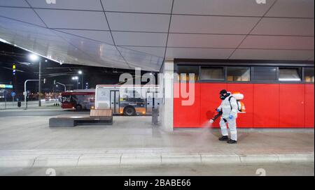 Pardubice, République tchèque. 26 mars 2020. Le Service des incendies volontaires (VFD) désinfecte les arrêts de transport public à Pardubice le jeudi 26 mars 2020 en raison de la pandémie mondiale de coronavirus. L'action doit être poursuivie trois à quatre fois par semaine. Crédit: Josef Vostarek/CTK photo/Alay Live News Banque D'Images