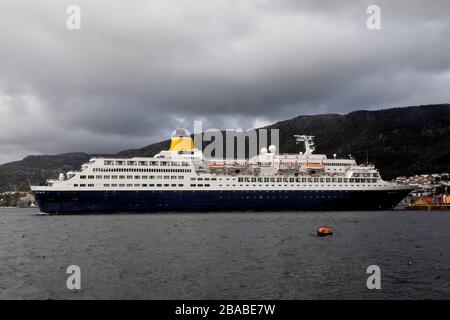 Bateau de croisière Saga Sapphire au départ du port de Bergen, Norvège. Banque D'Images