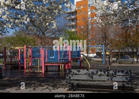 Terrains de jeux McCarren Park vides le 26 mars 2020, de COVID-19 à Williamsburg, à Brooklyn Banque D'Images