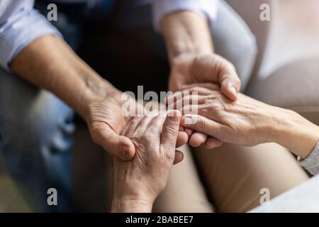 Close up of senior couple holding hands Banque D'Images