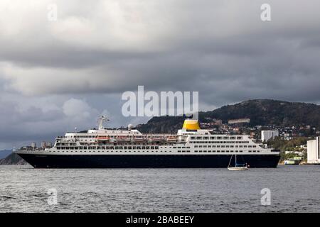 Bateau de croisière Saga Sapphire au départ du port de Bergen, Norvège. Banque D'Images