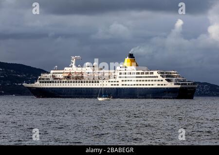 Bateau de croisière Saga Sapphire au départ du port de Bergen, Norvège. Banque D'Images