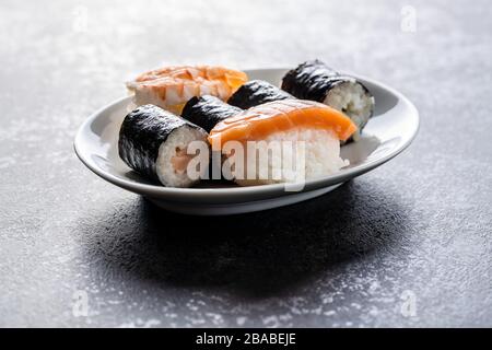 Cuisine japonaise à sushis. Sushi Maki et nigiri sur plaque. Banque D'Images