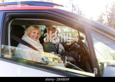Heureux couple senior avec leur nouvelle voiture Banque D'Images