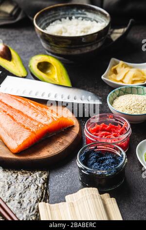 Ingrédients pour la préparation de rouleaux de sushi. Production de maki frais et de sushis nigiri. Banque D'Images