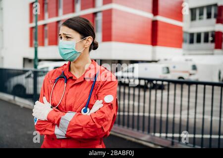 Pleurer le paramédical devant l'établissement hospitalier d'isolement.Mental fondre du professionnel de la santé.médecin de la salle d'urgence dans la peur et le stress,pression Banque D'Images