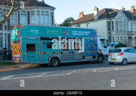 Bristol-mars 2020-Angleterre-vue rapprochée d'un camion de collecte de recyclage ramassant ses charges hebdomadaires Banque D'Images