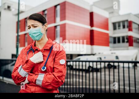 Pleurer le paramédical devant l'établissement hospitalier d'isolement.Mental fondre du professionnel de la santé.médecin de la salle d'urgence dans la peur et le stress,pression Banque D'Images