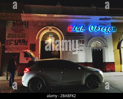 Auto Kia en la puerta del Club obregon. Club de Cantina Obregon en el  Hermosillo. Hermosillo de Noche... Cantina Mexicana. Voiture Centro de  Hermosillo Sonora Kia à la porte du Club Obregon.