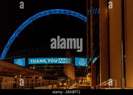 Londres, Royaume-Uni. 26 mars 2020. Le stade Wembley est éclairé en bleu avec un message « Merci NHS ». À 20:00, des gens du Royaume-Uni ont participé à un « Clap for the NHS » pour saluer les travailleurs du NHS pour leur travail acharné face à la pandémie de COVID-19 du coronavirus. Crédit: amanda rose/Alay Live News Banque D'Images