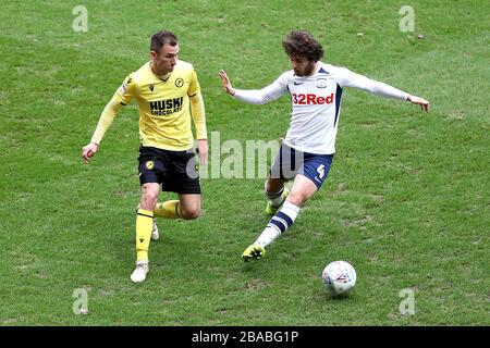 Jed Wallace de Millwall (à gauche) et Ben Pearson, de Preston North End, affrontent le ballon Banque D'Images