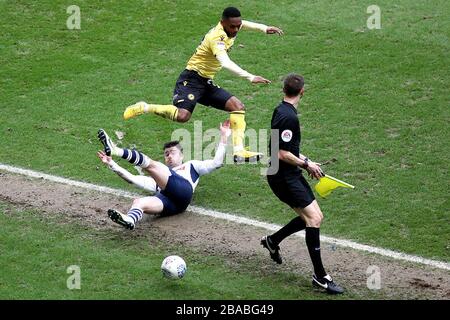 Andrew Hughes (à gauche) de Preston North End s'attaque à la bataille de Mahlon Romeo pour le ballon Banque D'Images