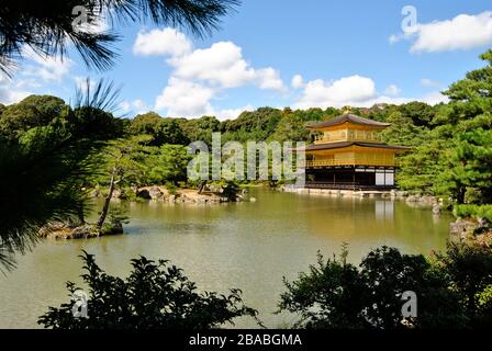 Paysage de Kinkaku-ji, pavillon d'or de Kyoto et étang devant lui Banque D'Images