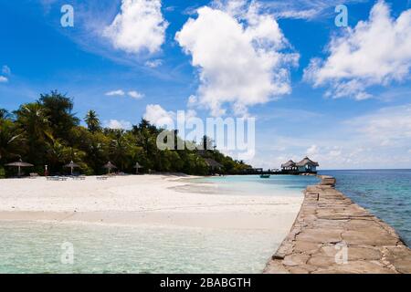 Vue sur la plage de l'île d'Ellaidhoo, aux Maldives Banque D'Images