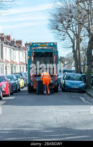 Bristol-mars 2020-Angleterre-une vue rapprochée du camion de déchets de Bristol dans une route très étroite Banque D'Images