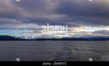 Voyagez avec un bateau à passagers d'Alesund à Molde en mer de Norvège Banque D'Images