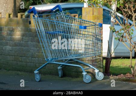 vue rapprochée d'un chariot de magasiner sur le au milieu de la route Banque D'Images