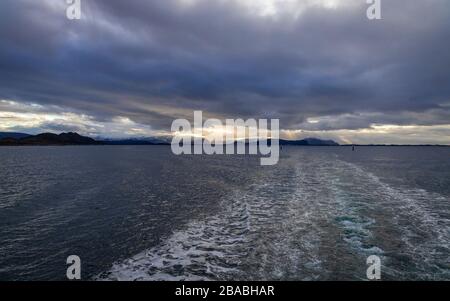 Voyagez avec un bateau à passagers d'Alesund à Molde en mer de Norvège Banque D'Images