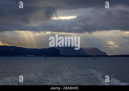 Voyagez avec un bateau à passagers d'Alesund à Molde en mer de Norvège Banque D'Images