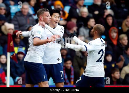 Tottenham Hotspur's Toby Alderweireld (à gauche) célèbre son premier but du jeu Banque D'Images