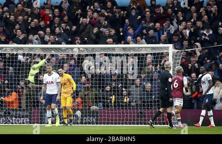 Les fans d'Aston Villa célèbrent en arrière-plan tandis que le Toby Alderweireld de Tottenham Hotspur (à gauche) semble déjecté après avoir marqué un but propre Banque D'Images