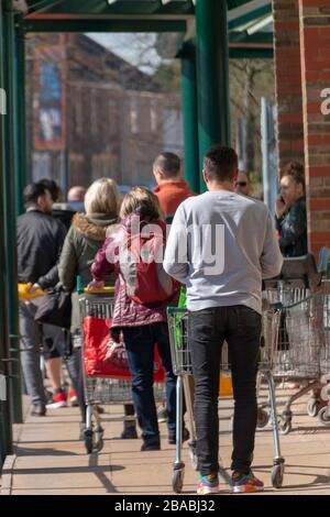 Bristol-Mars 2020-Angleterre- une vue rapprochée des gens en attente en ligne pour se rendre dans un supermarché en raison du virus C19 les gens ont été des achats de panique Banque D'Images