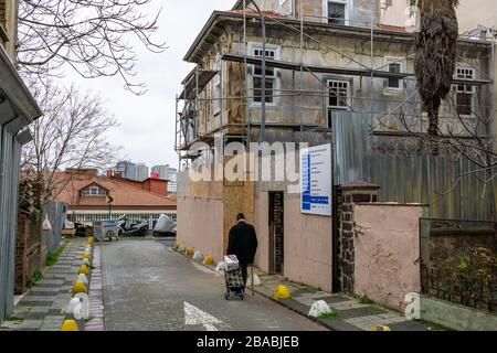 De retour des magasins, le vieil homme marche dans la rue à Kadikoy. Banque D'Images