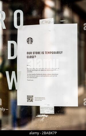 Surrey, Canada - le 25 mars 2020 : signe sur la porte d'entrée du café Starbucks annonçant la fermeture lors de la pandémie de coronavirus Banque D'Images