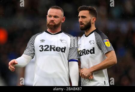 Wayne Rooney (à gauche) et Graeme Shinnie du comté de Derby Banque D'Images